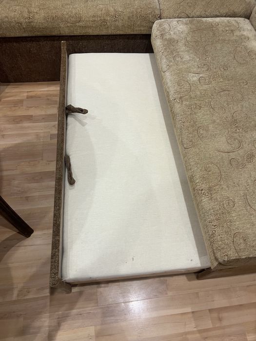 маса столове и диван за кухня