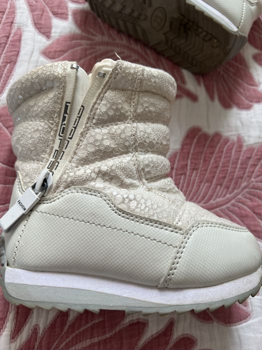 Продается зимняя куртка на девочку 5 лет, сапоги утепленные «Совенок»