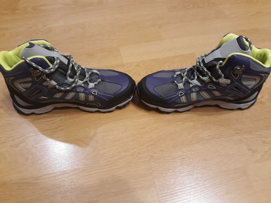 Продавам туристически обувки
