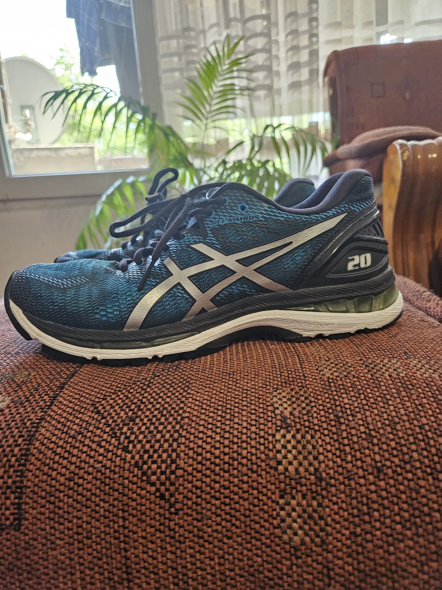 Маратонки на Asics 42 номер