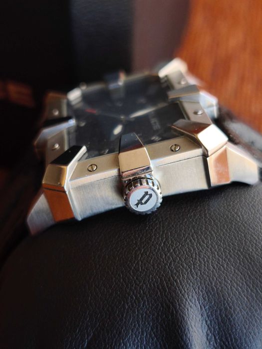 Часовник Police нов