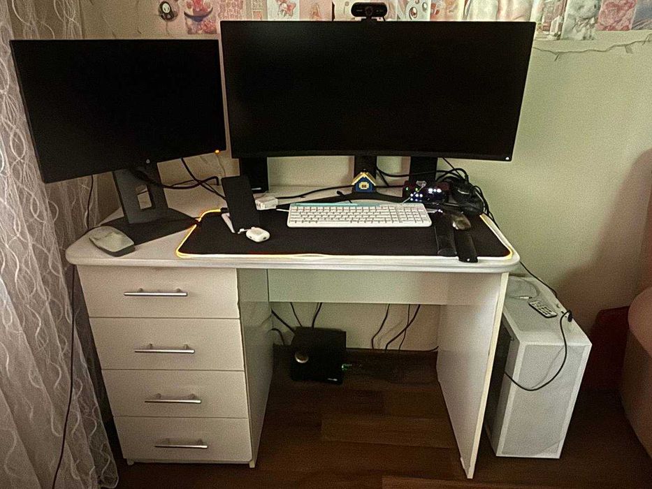 Продам белый компьютерный стол