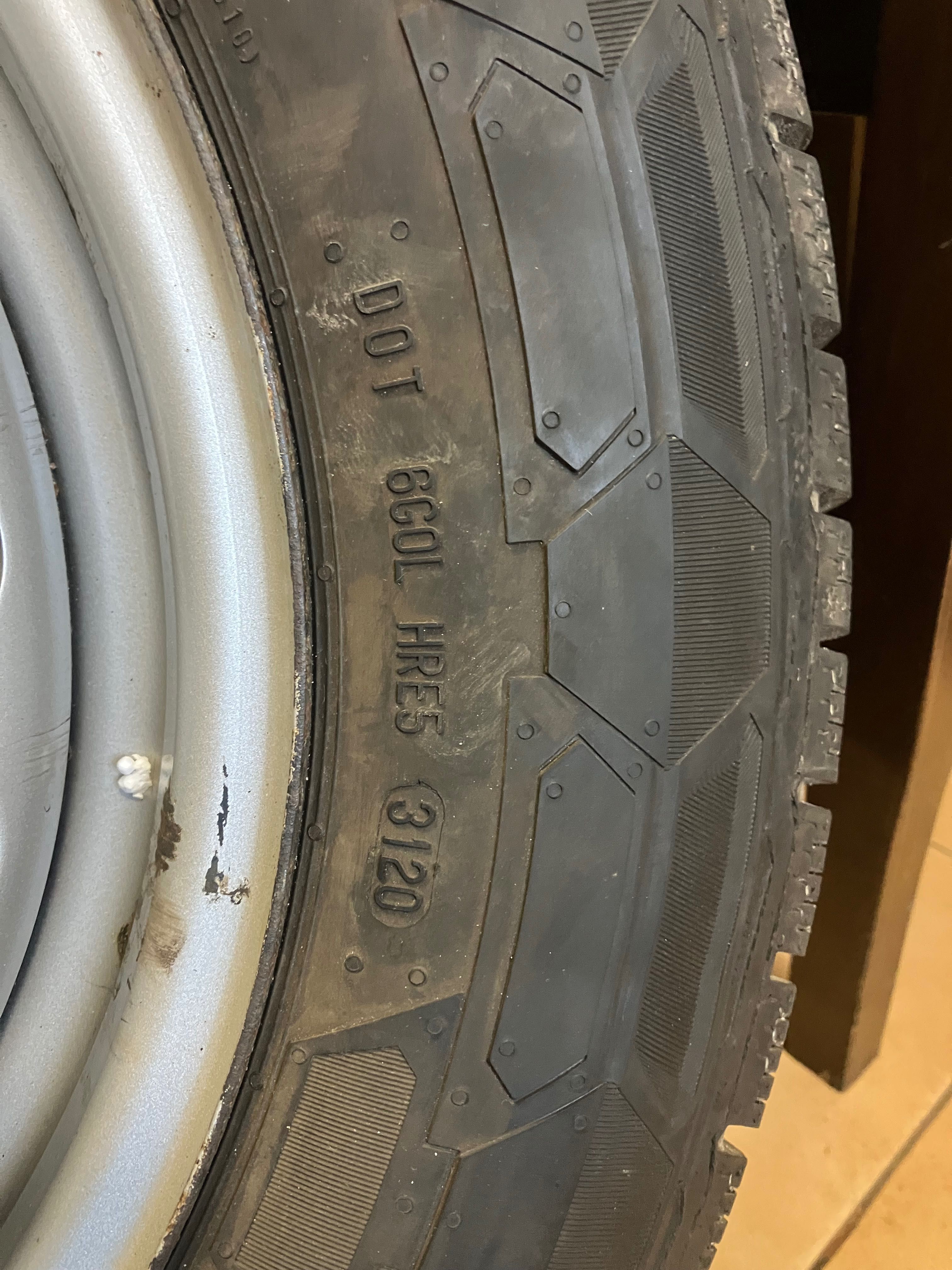 Продавам БУСОВИ 4 бр CONTINENTAl 215/65 R 16 C зимни гуми