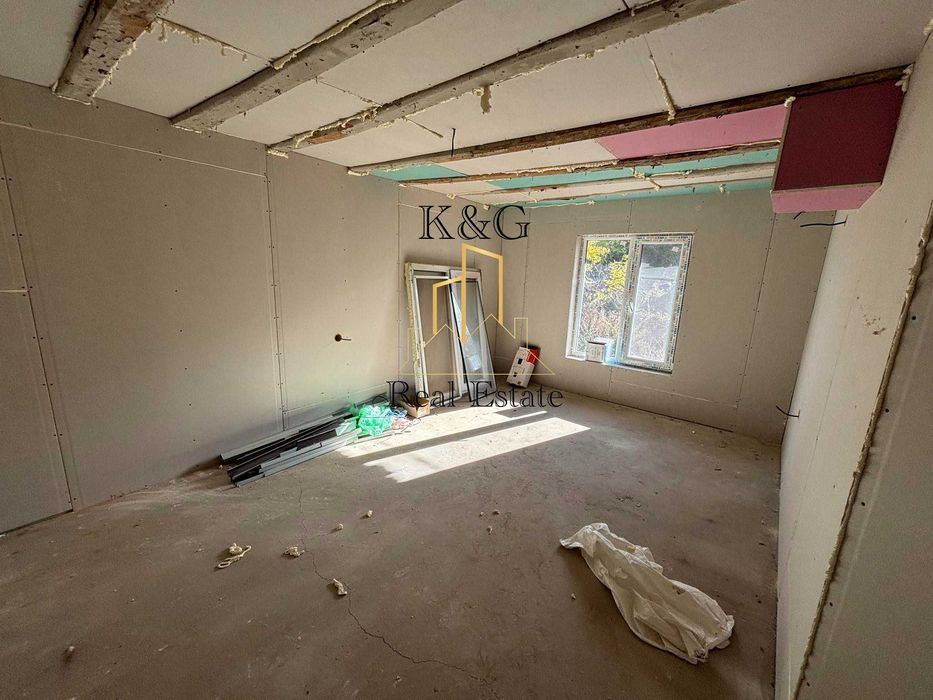 Двуетажна тухлена на гредоред къща в с. Топчии