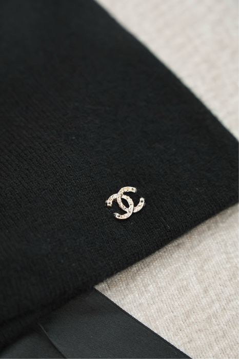 Шапка Chanel с металлическим бантом Double C