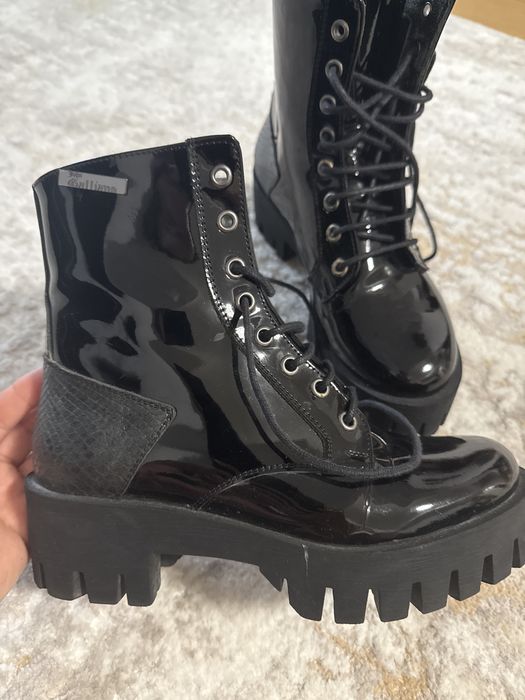 Ghete John Galliano, 37