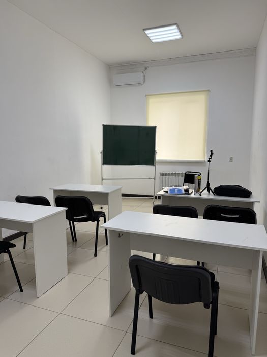 Парты/стулья.