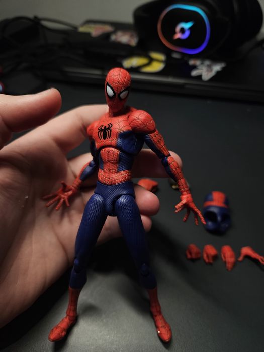 Figurina de actiune sentinel peter b parker spiderman.