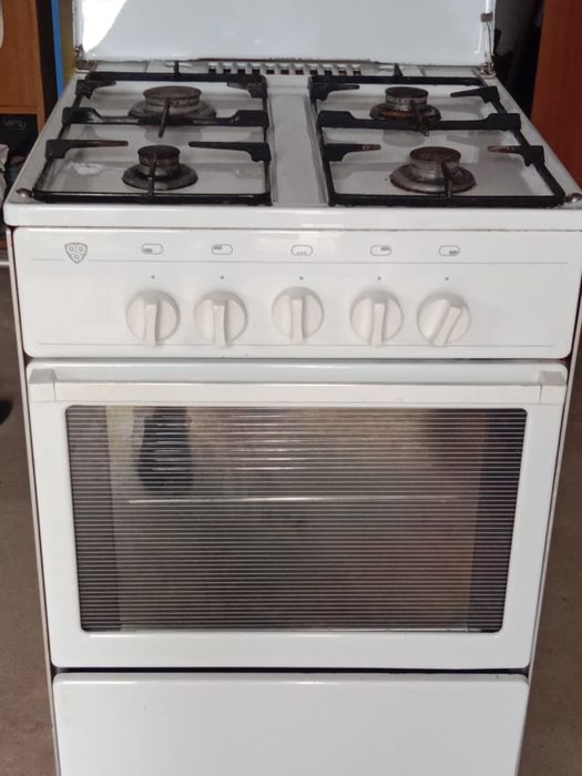 Газ 55*50 өлшемді газ сатылады. Пеші,барлық комфорлары жұмыс жасап тұ