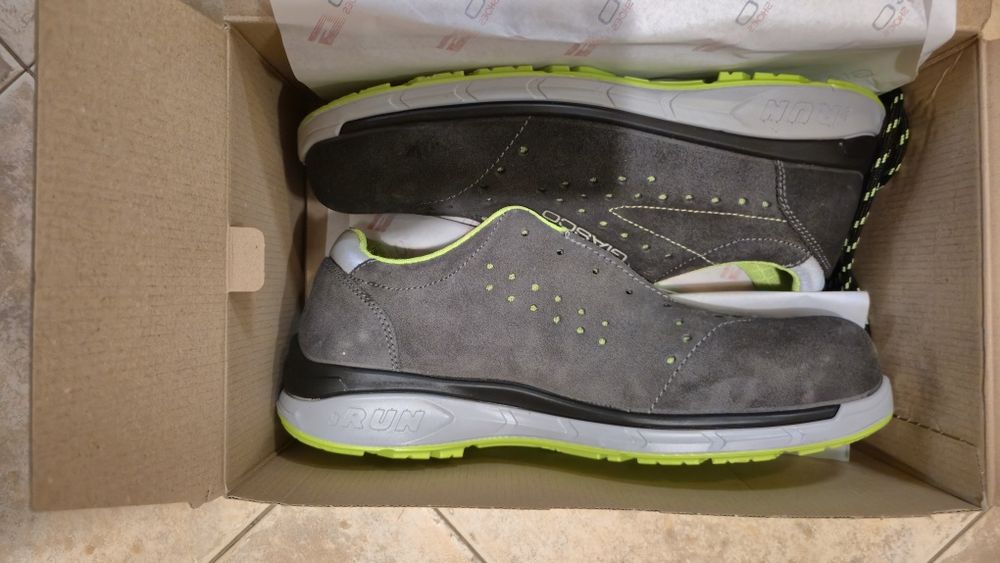 Продавам работни обувки със защотно бомбе  Giasco, нови,  43 номер