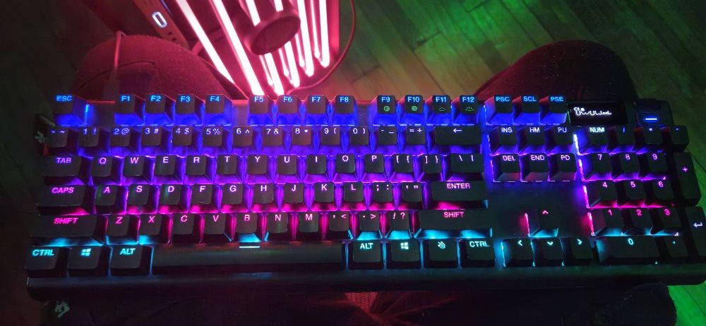 Tastatură SteelSeries și Razer