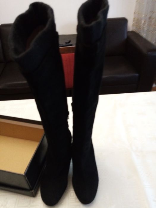 Cizme piele întoarsă culoare neagra.
