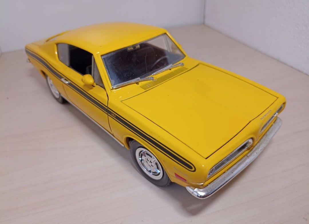 Plymouth baracuda 1969
Scara 1/18
Road Legends 

Pozele reflectă reali