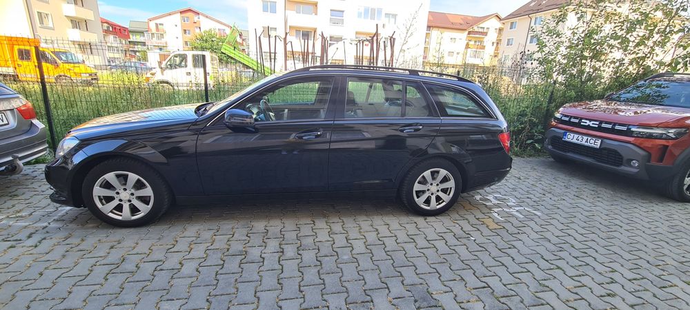 Mercedes C250 204cp cu cutie manuală.