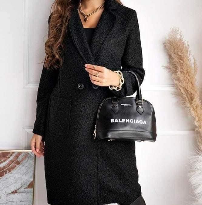 Palton buclat, Italia. Disponibil pe 20 de culori.