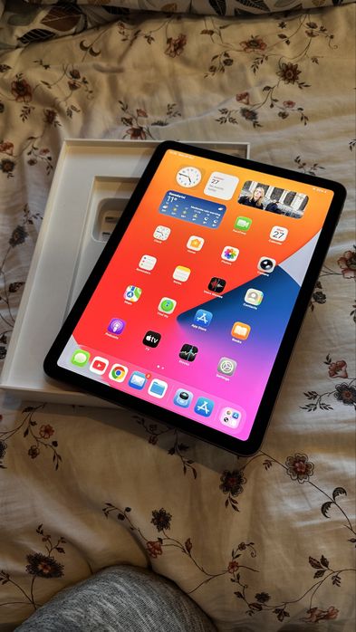Apple iPad Air 4. Gen 64GB, Wi-Fi, 10.9” Бартер за Macbook