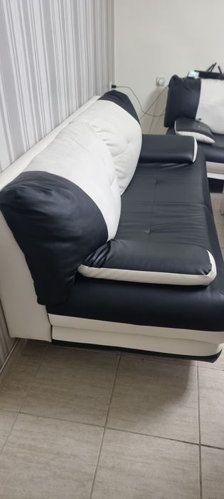 Два кожени дивана с 2 маси, отлично състояние