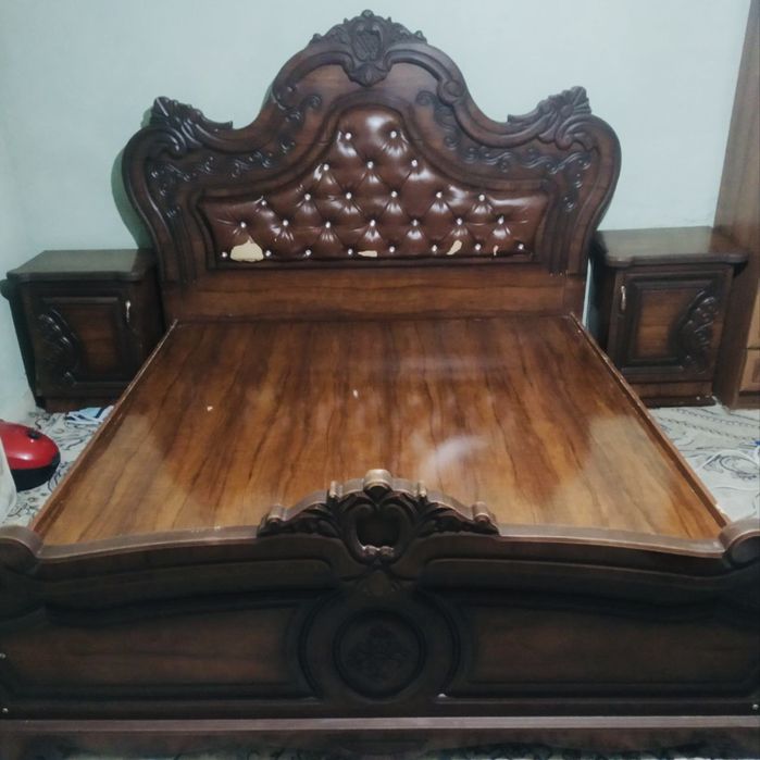 Продается двухспальный диван с матрасом и с двумя тумбочкой