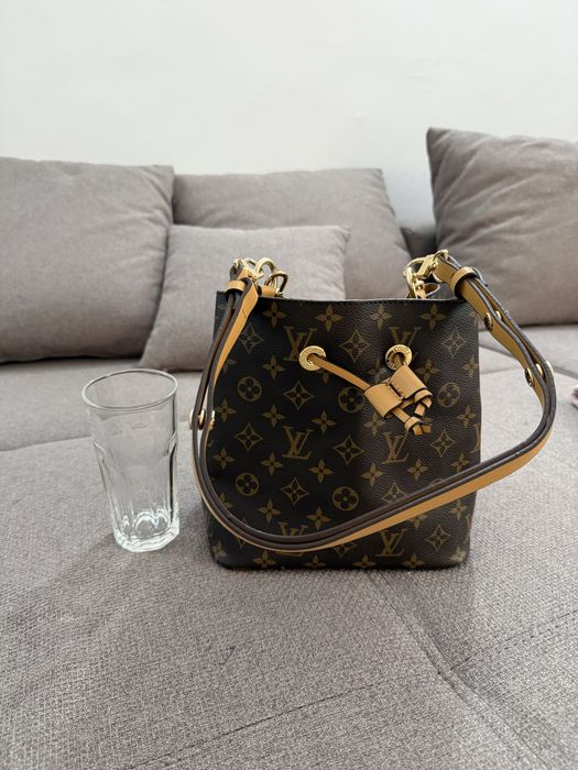 Geanta de umar Luis Vuitton.