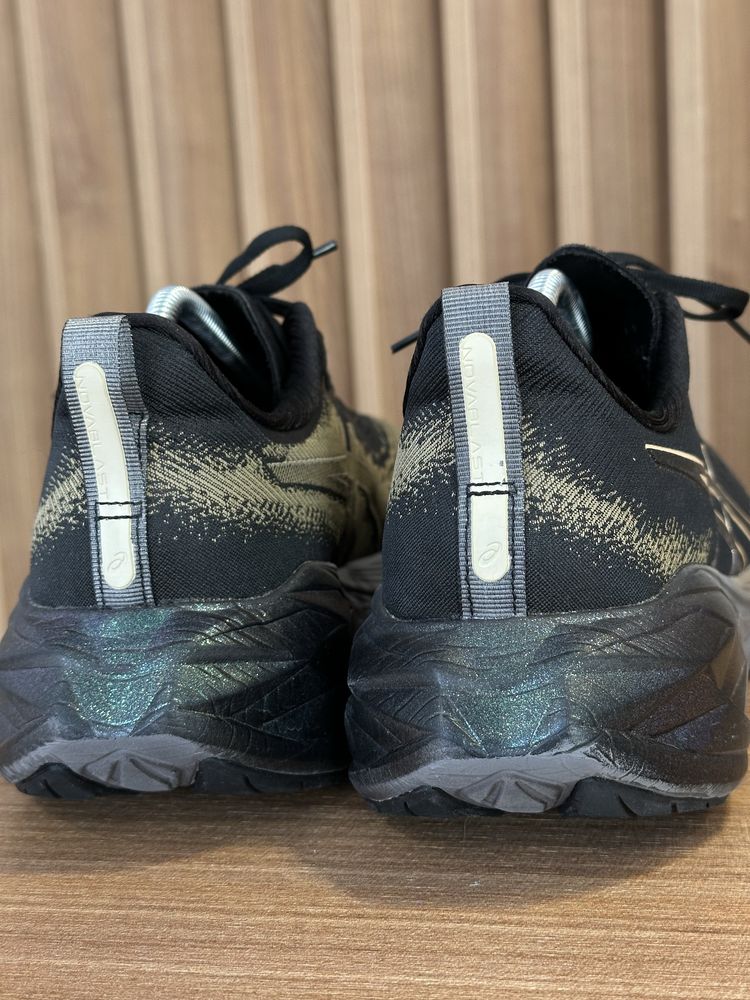 Asics Novablast 4 PLATINUM 44