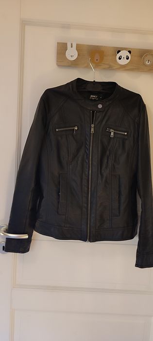 Gecuta din piele naturala neagra, croi pe talie, model deosebit