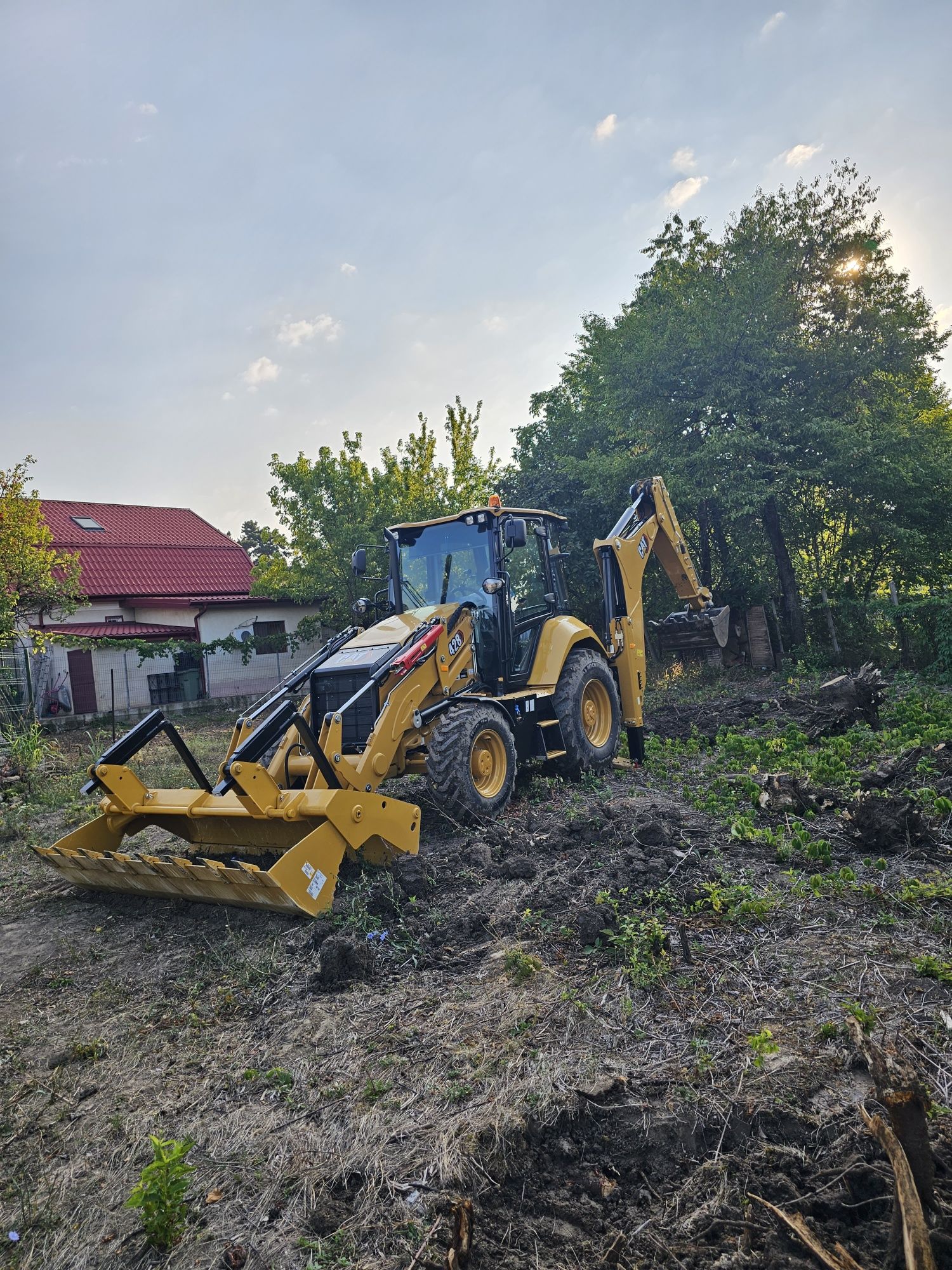 Buldoexcavator de închiriat . Depozit Agregate .