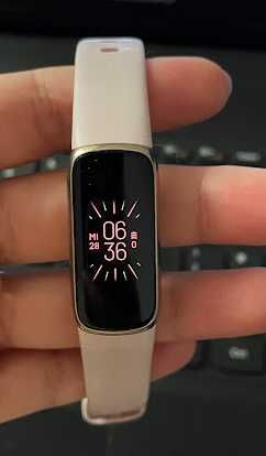 Bratara fitness Fitbit Luxe Special Edition Gorjana Gold/Peony