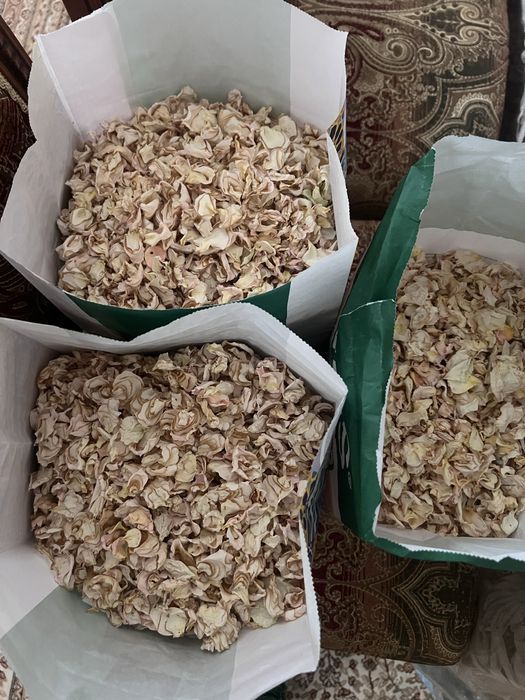 Сухие лепестки ароматных белых роз