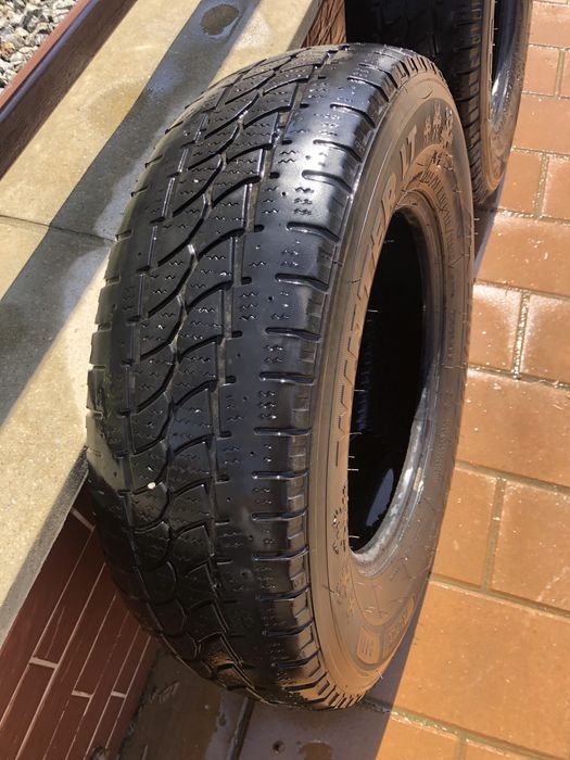 Vand 2 cauciucuri 225 75 R16C