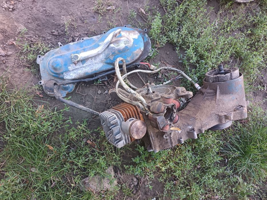 Vând piese Piaggio vespa