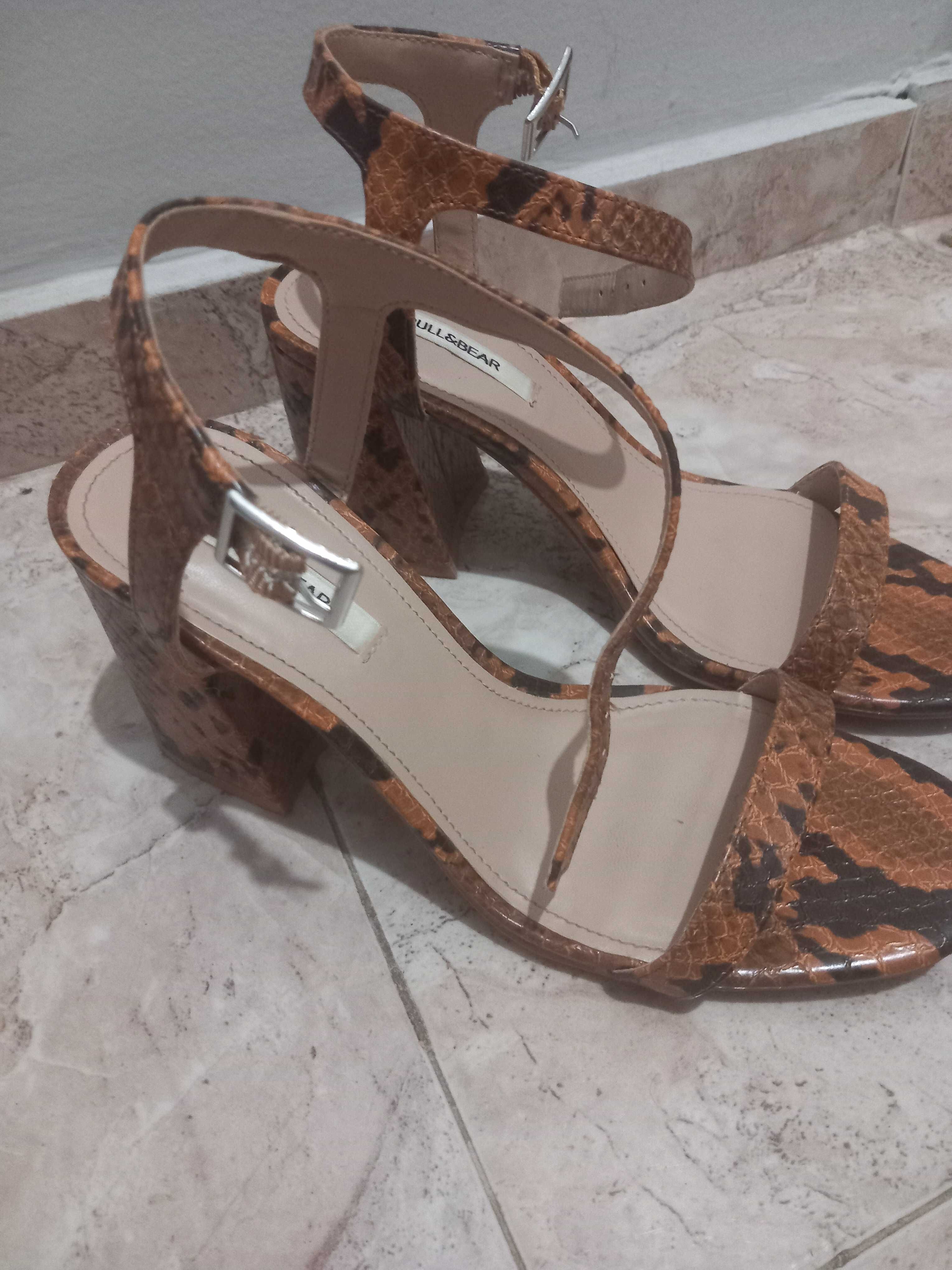 Сандали с принт pull bear