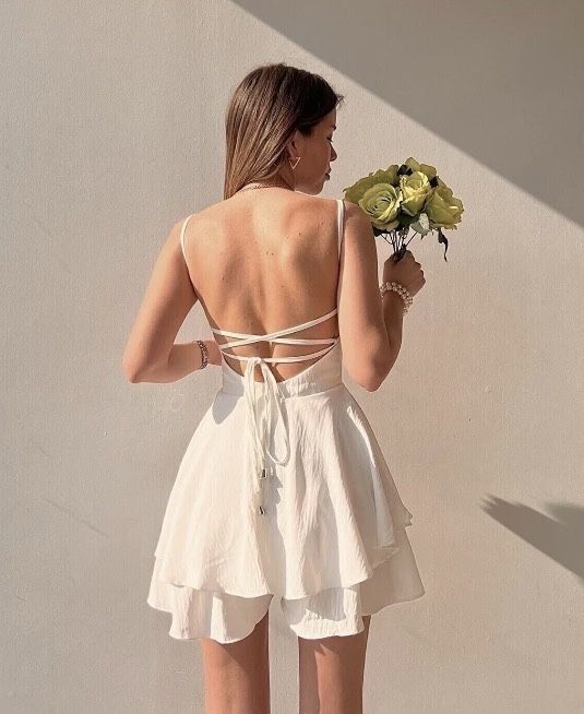 Бял елегантен гащеризон с гол гръб и двопластова пола