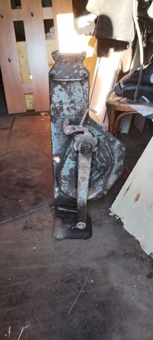 Продам Домкрат б/у