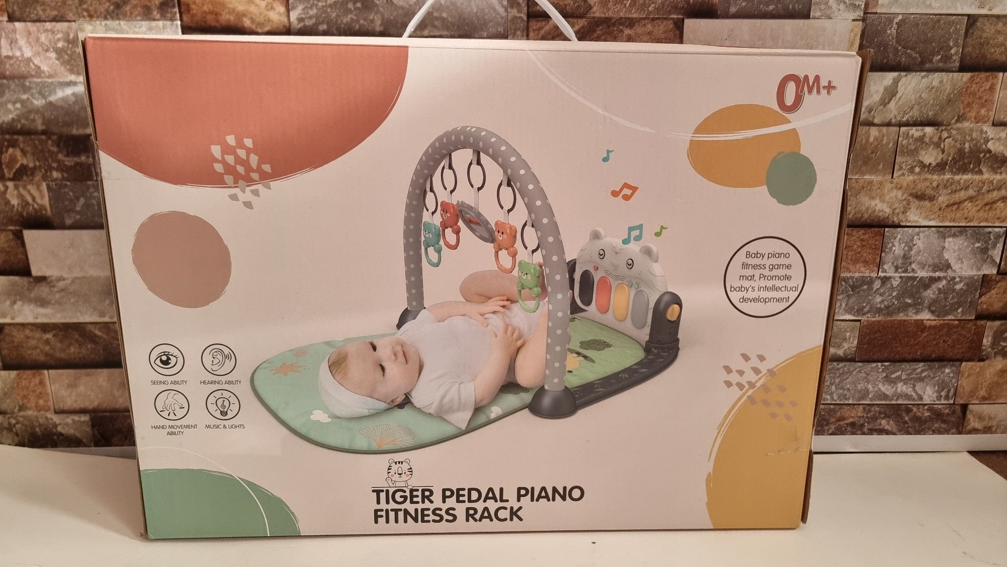 Muzikali pyaninali kovrik ochilmagan
