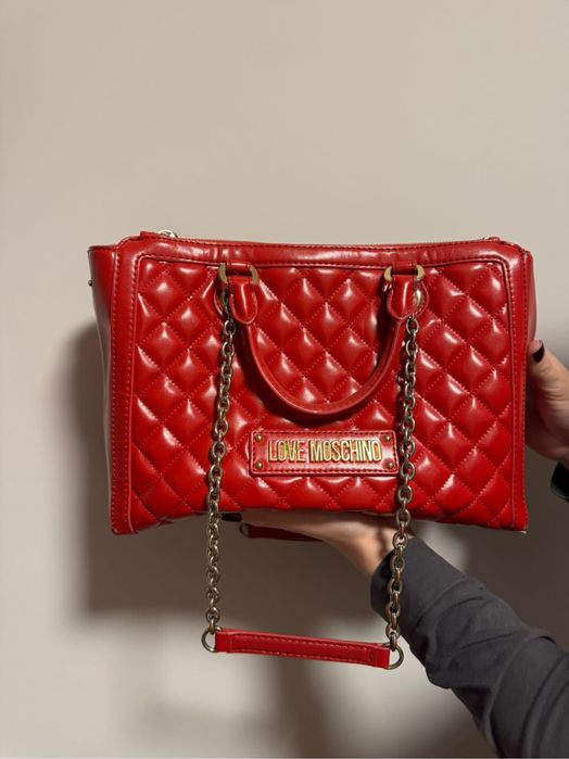 Love Moschino капитонирана червена чанта с вериги