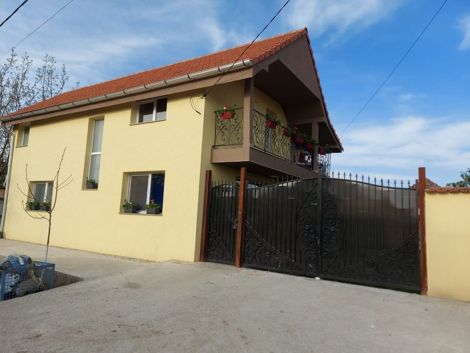 Vând / schimb casa P+1  mobilata și utilata cu apartament 2 camere