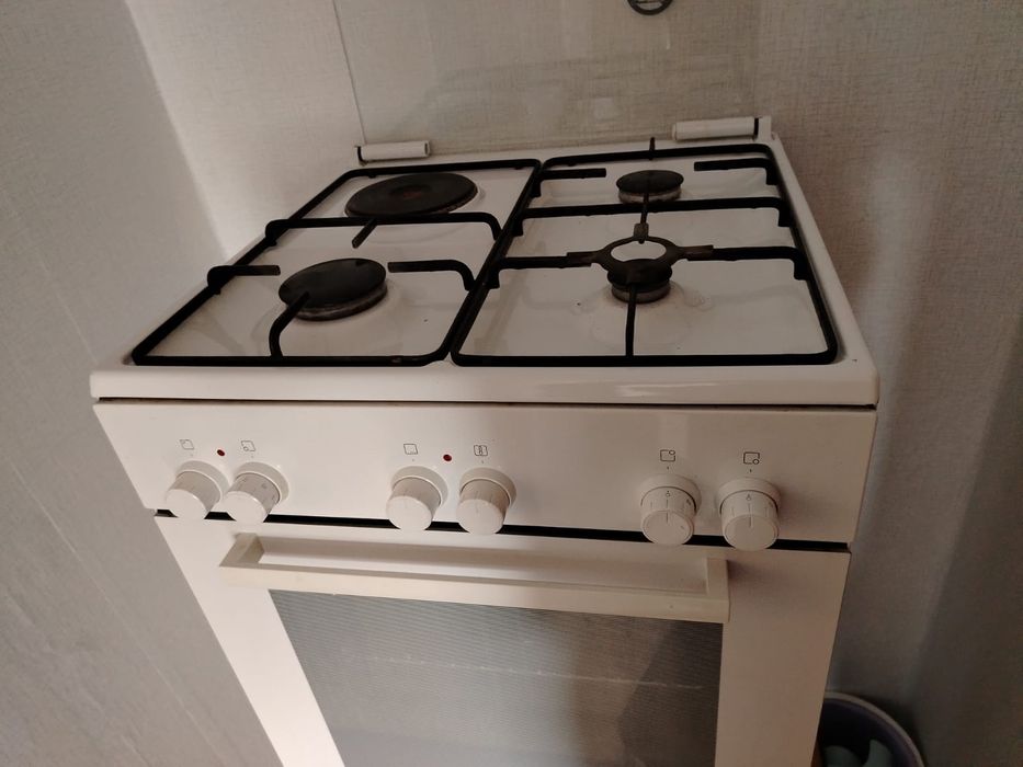 Продам комбинированную газовую плиту с духовкой (1 эл+3 газ).