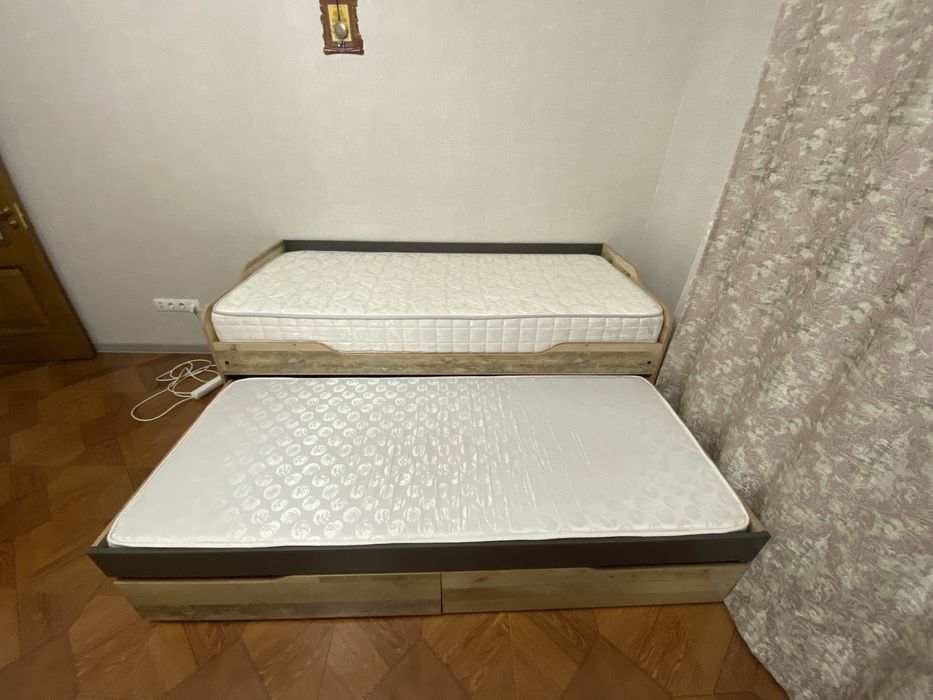 Шкаф, стол, кровать