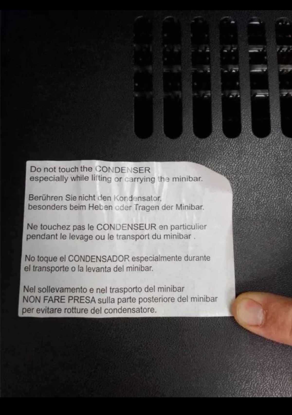 Малък компактен хладилник