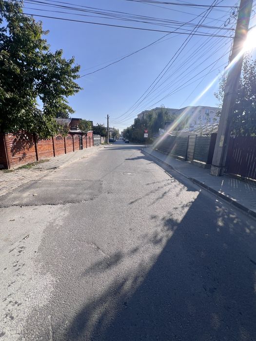 Teren cu casa batrineasca ideala pentru constructie noua. Zona buna!