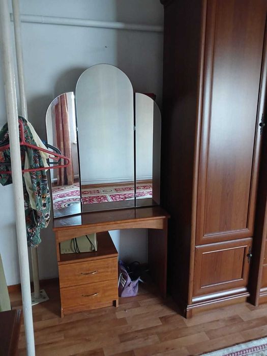 Туалетный столик с зеркалом из натурального дерева