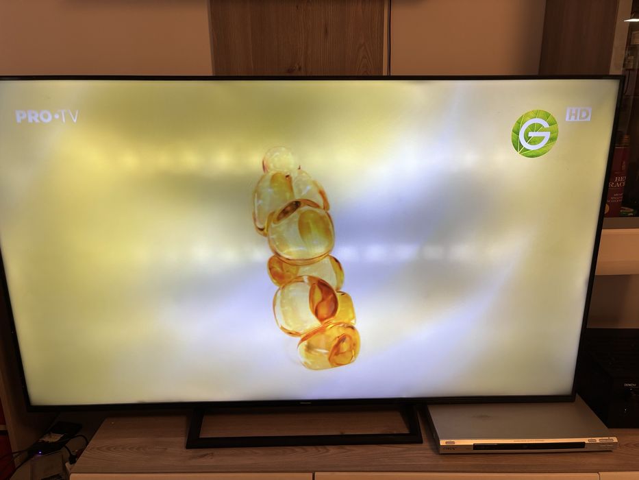 TELEVIZOR LED smart 165 cm  Hisense - ecran cu defect