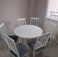 Круглый стол и стулья