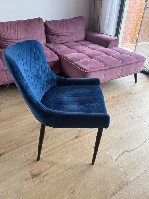 Vând masa cu baza metalică pentru living sau bucătărie și 6 scaune