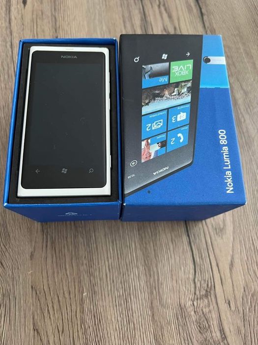 Nokia Lumia 800 + зарядно