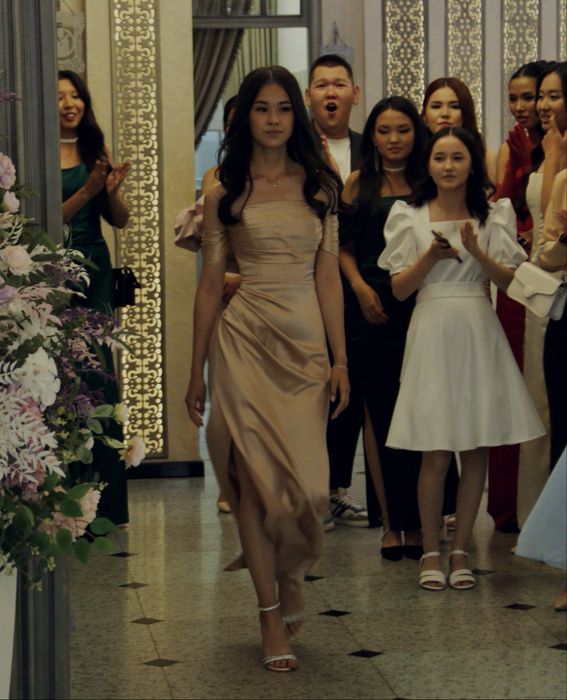 Элегантное атласное бежевое платье ручной работы