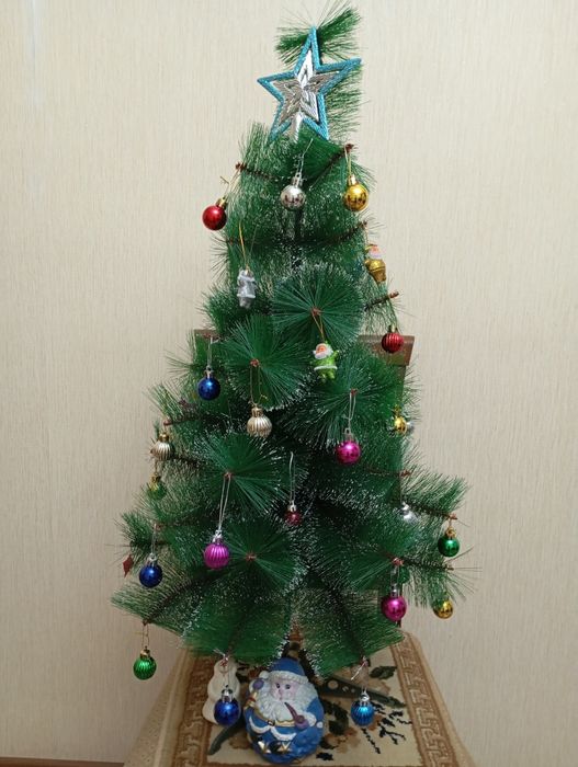 Ёлка  с игрушками