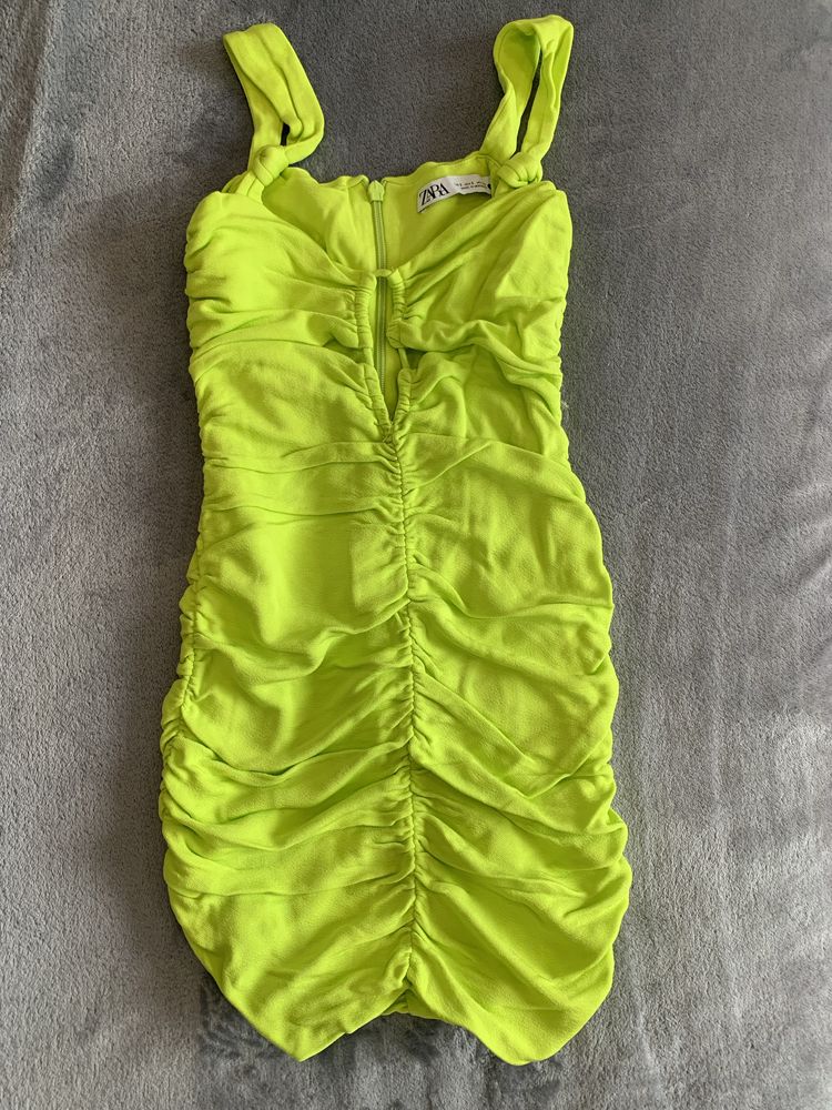 Свежа рокля на Zara