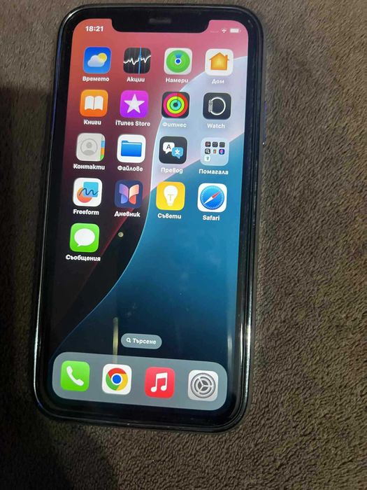 iPhone 11 в отлично състояние с нови калъфи и протектори