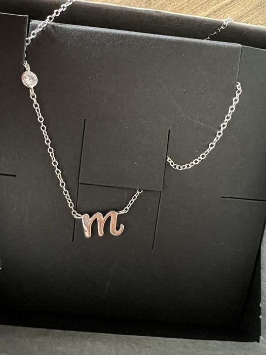 Колие с буквата М и камъче